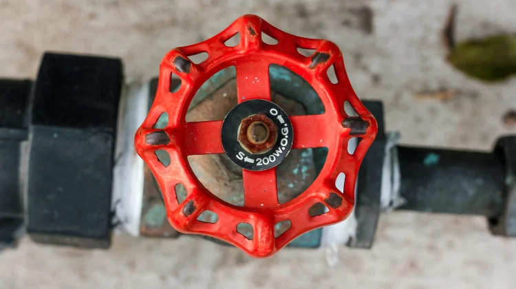 How to Shut Off Your Water Supply in a Plumbing Emergency Plumbing emergencies can turn into disasters in minutes. When a pipe bursts or a fixture overflows, water can spread fast, damaging floors, walls, and belongings. Acting quickly to stop the flow is one of the most important skills a homeowner in Edmonton can have.